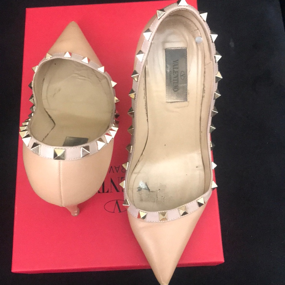 Valentino Garavani Nude Rockstud Patent Leather Pumps - Picture 5 of 8
